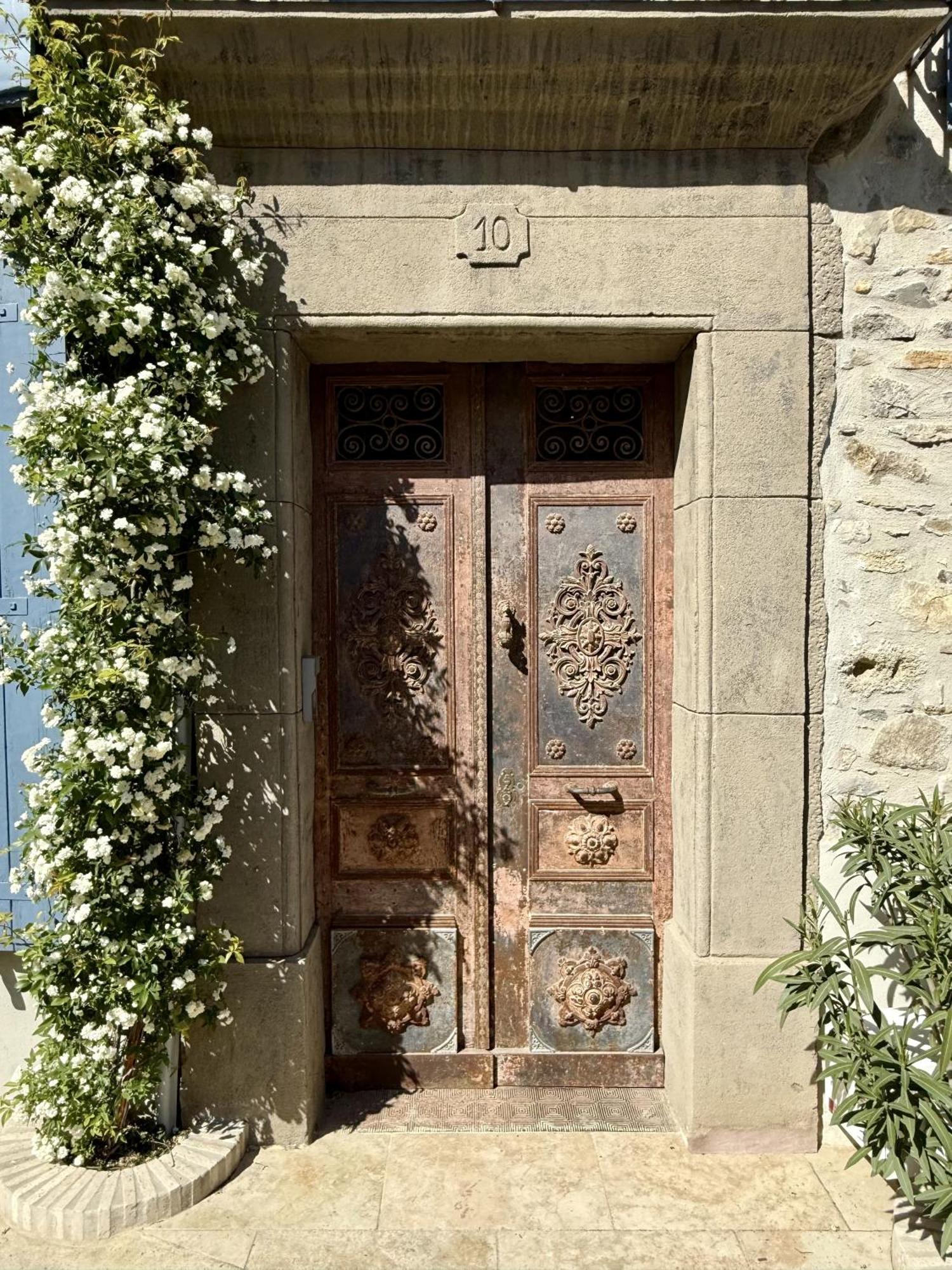 L'Oiseau Bleu Peacock Bed & Breakfast Roubia Екстериор снимка